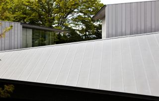 Die Dächer vermitteln den Eindruck, als wären sie wie überdimensionale Origami-Kunstwerke an diesen Linien entlang gefaltet. - The 82 Bank Learning Center